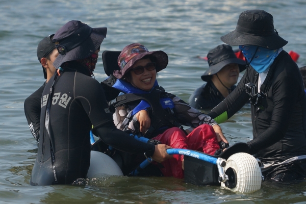 올해 8월, 변산반도 고사포 해변에서 수상휠체어를 이용한 물놀이 체험을 시범 운영했다.