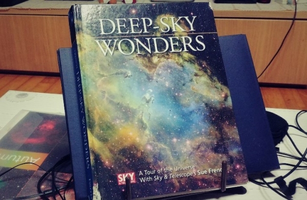 △ 별지기들의 바이블이라 평가받는 책, 딥스카이 원더스(Deep Sky Wonders, ISBN-13: 978-1554077939).