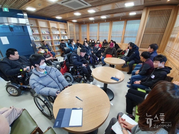 420경주공투단 소속 활동가들이 직원휴게실을 지키고 있는 모습