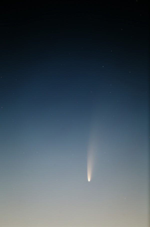 2020년 7월 8일 4시 24분 강원도 태백시에서 촬영한 니오와이즈 혜성(C/2020 F3), 한국천문연구원 박영식 선임연구원 촬영 사진. 한국천문연구원
