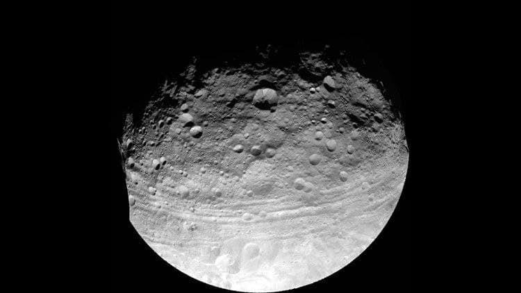 소행성 탐서선 던((Dawn)이 촬영한 베스타. 출처 NASA