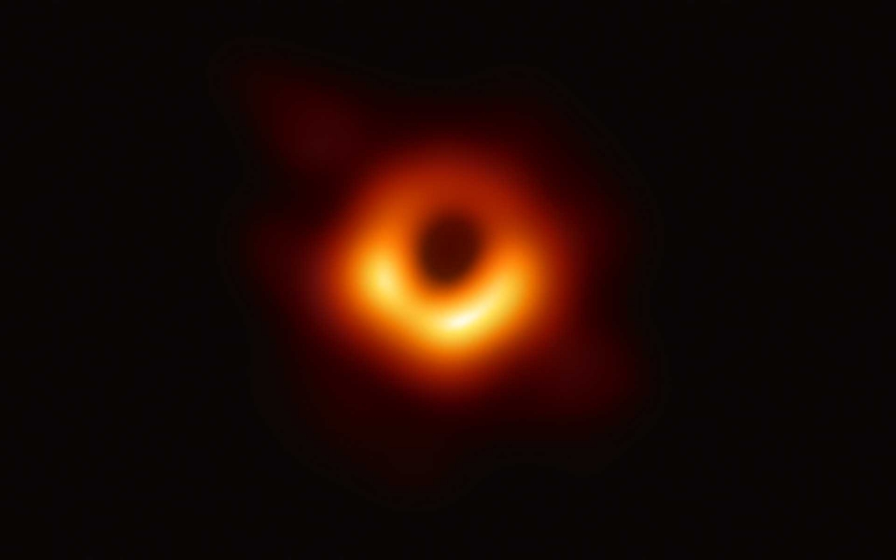 EHT 연구진이 2019년 4월 10일 공개한 관측한 블랙홀(중심의 검은 부분은 블랙홀(사건의 지평선)과 블랙홀을 포함하는 그림자이고, 고리의 빛나는 부분은 블랙홀의 중력에 의해 휘어진 빛이다) 사진 출처. 한국천문연구원