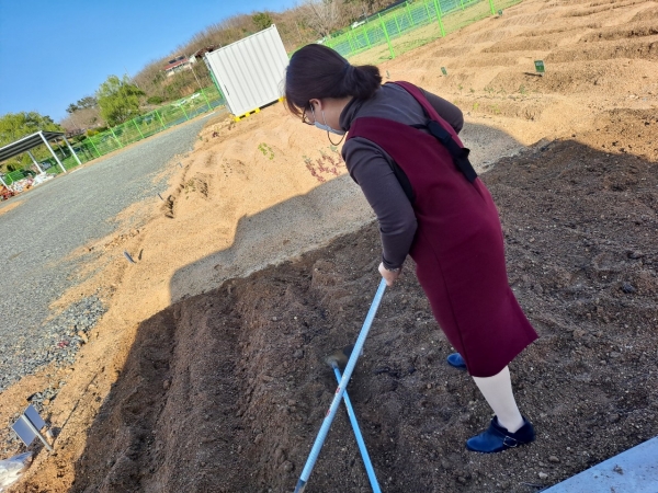 경산마을학교 회원이 도시농업 공영농장에서 밭을 가꾸고 있다.