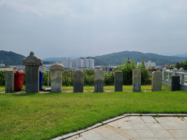 편강렬과 여중용기념비와 나란히 있는 공덕비들