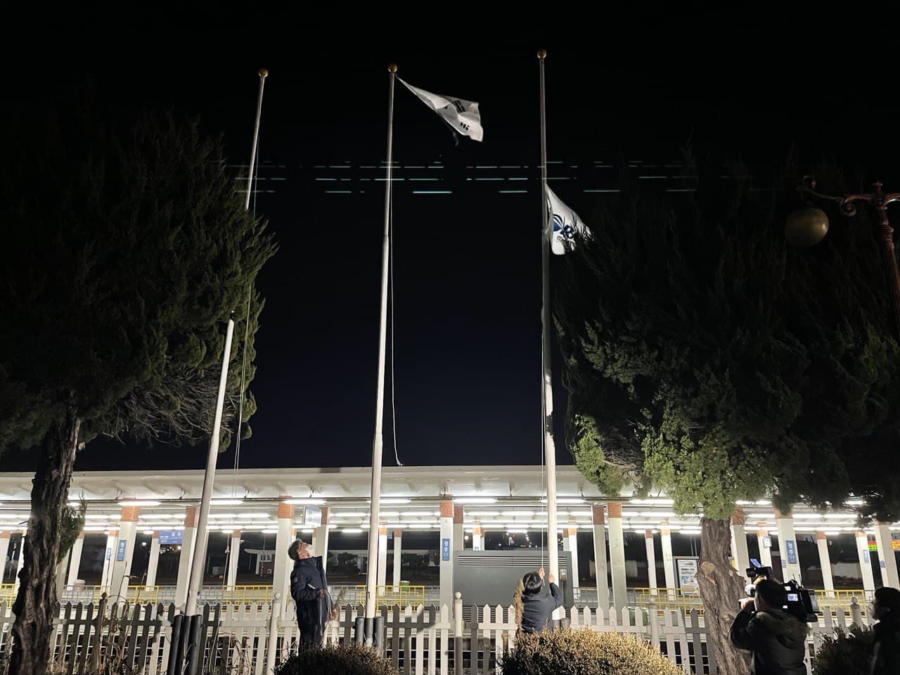 28일 0시를 앞두고 무재해를 염원하는 깃발과 한국철도공사, 태극기 순서로 하강식이 진행되고 있다.