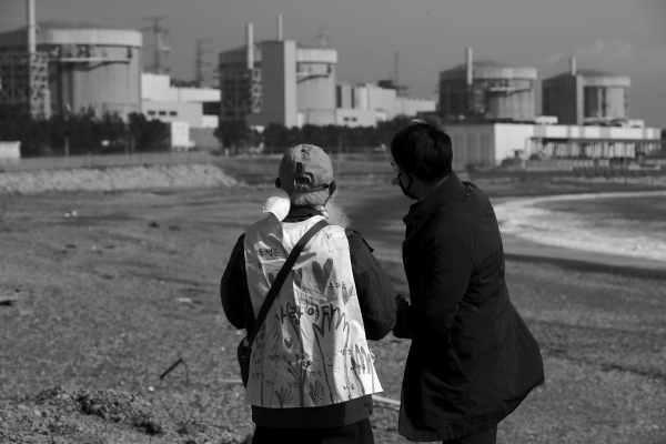 월성핵발전소 앞에서 문정현 신부가 경주환경운동연합 이상홍 국장의 설명을 듣고 있다.