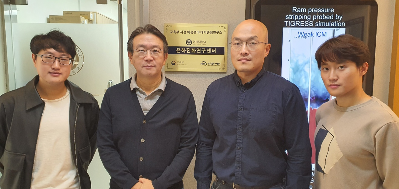 연세대학교 은하진화연구센터 참여 연구진. (왼쪽부터) 박승현 연구원, 이영욱 교수, 정철 연구교수, 손준혁 연구원.