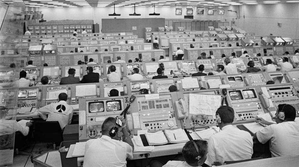 1969년 7월 케네디 우주센터(KSC) 아폴로 11호 발사를 위한 카운트다운 시연 테스트(CDDT) 중인 1호 통제실. 하지만 성소수자는 역사적인 유인 달 착륙 임무 현장에 함께할 수 없었다.
