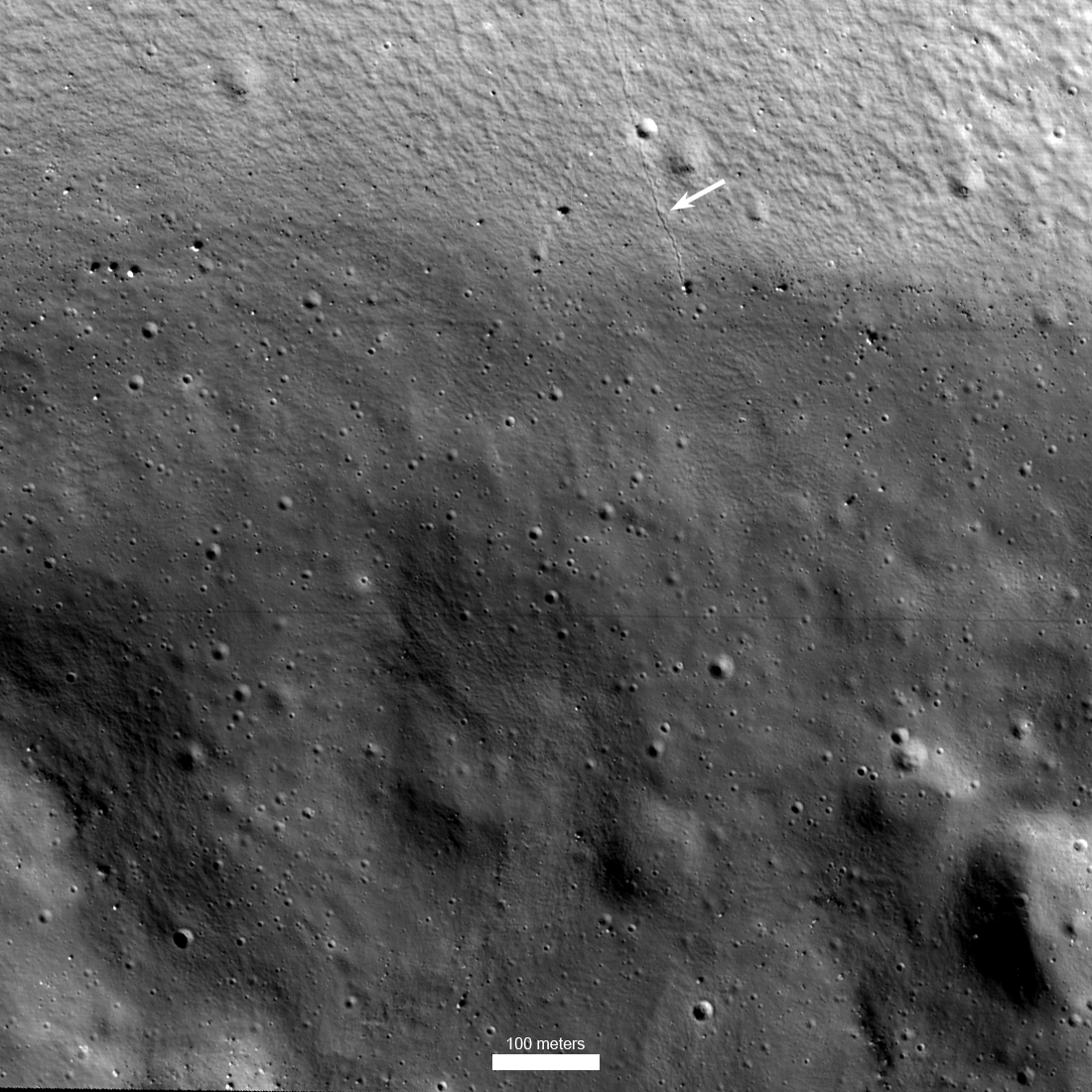 섀도 캠으로 촬영된 달 분화구 내부 영구음영지역-화살표는 돌덩이가 분화구 내부로 굴러 떨어지며 남긴 자국. 사진 NASA