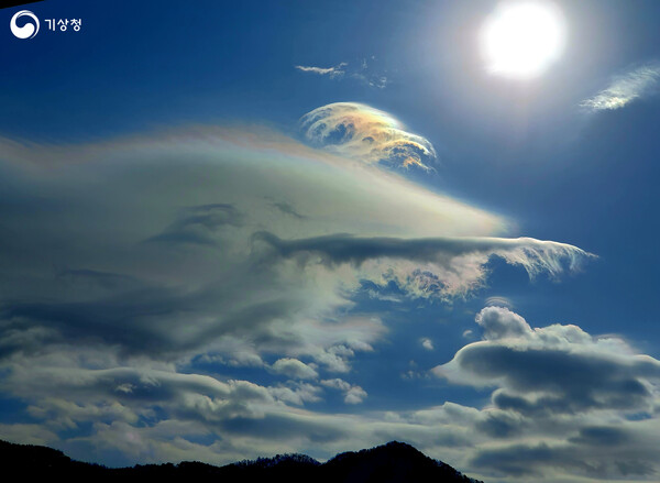 다양한 오색구름 채운 - 장옥화의 ‘겨울하늘 무지개’. 출처 기상청
