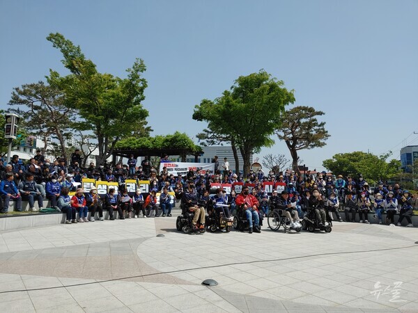 4월 17일 영천시청 앞에서 영천 장애인 학대시설 폐쇄 촉구 결의대회가 열렸다. 사진 김연주