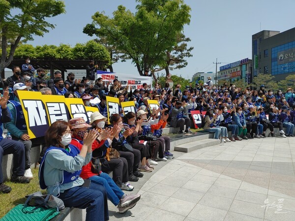 4월 17일 영천시청 앞에서 영천 장애인 학대시설 폐쇄 촉구 결의대회가 열렸다. 사진 김연주