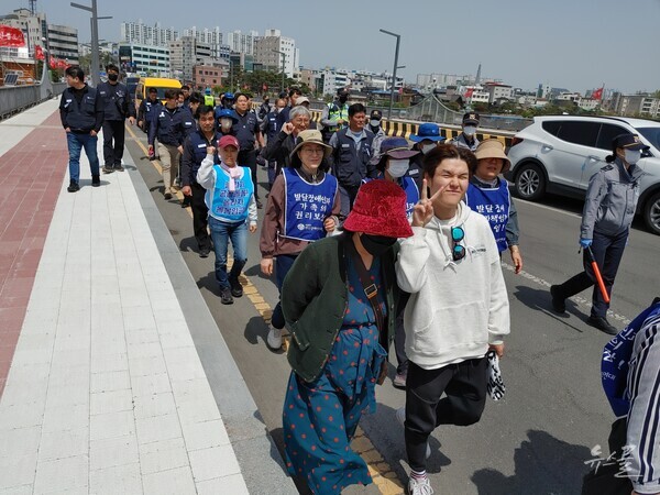 4월 17일, 영천 장애인 학대시설 폐쇄 촉구 결의대회를 마치고 영천역까지 거리행진을 진행했다. 사진 김연주