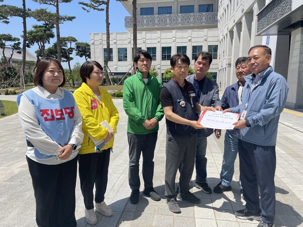 23일 기자회견에 이어 노동사회단체, 정당 대표자들이 ‘후쿠시마 원전 오염수 방류 반대 입장 표명 요구서’를 경북도에 전달했다. 사진=독자 제공