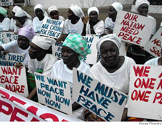라이베리아 내전이 한창이던 2003년 7월, 여성들이 몬로비아의 미국 대사관 앞에서 시위하고 있다. 영화 〈악마를 지옥으로〉 중 한 장면.