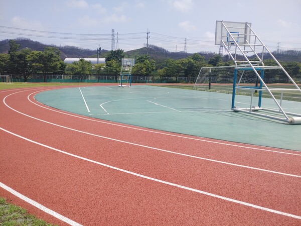 학교 농구장과 육상 트랙에서 사용하고 있는 탄성포장 바닥재