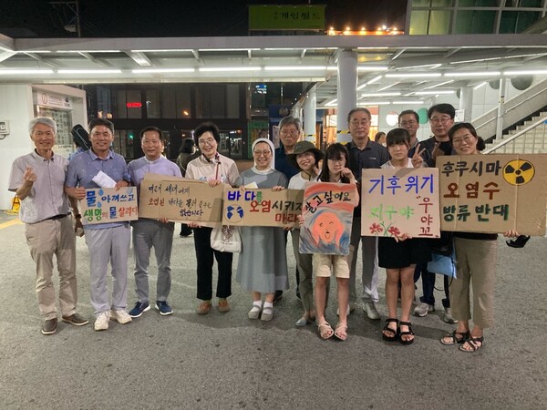 장세용 유스티노, 김현권 미카엘, 신용하 구미시의원과 참가자들이 피켓을 들고 함께 사진을 찍었다.