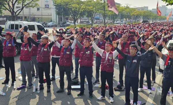 ‘故 하중근 열사 17주기 추모제’에서 파업가에 맞춰 함께 동작을 하는 참가자들. 사진 김혜인