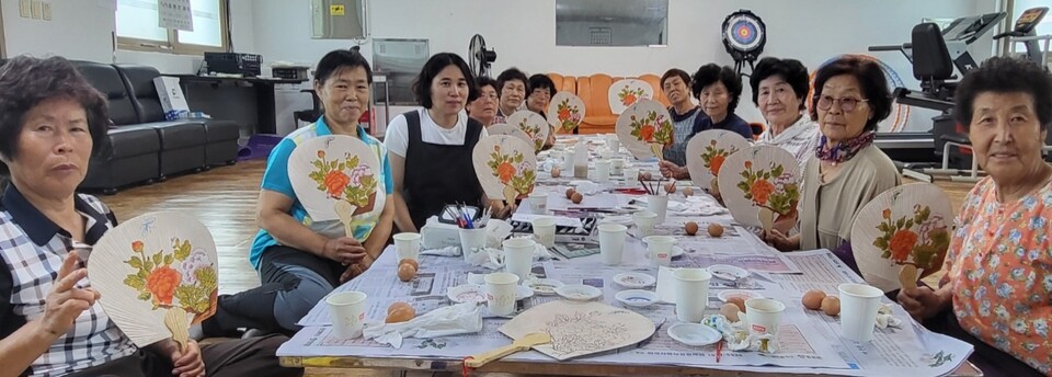 직접 만든 꽃부채를 든 삼산 1리 부녀회원들. 사진 이영주