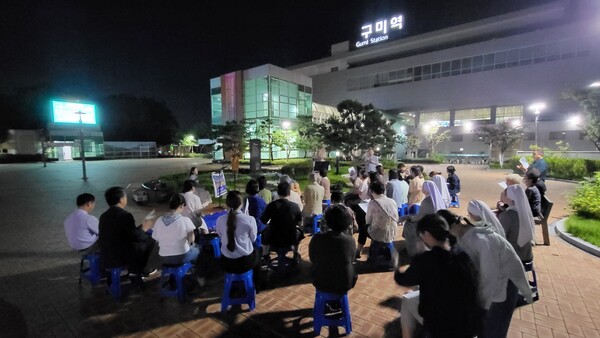 구미역 후면 광장 평화의 소녀상 앞에서 9월 1일(수) 저녁 1차 에큐메니컬 기도모임을 진행하였다.