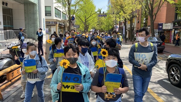 2022년 4월 16일, 우크라이나 국화인 해바라기와 피켓을 들고 서울 시내를 행진하는 운양초 학생들. ⓒ김기수