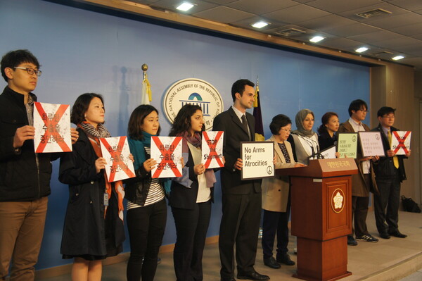 방한한 바레인 워치 활동가와 함께 한국산 최루탄의 바레인 수출 중단을 촉구하는 기자회견을 국회에서 진행했다.