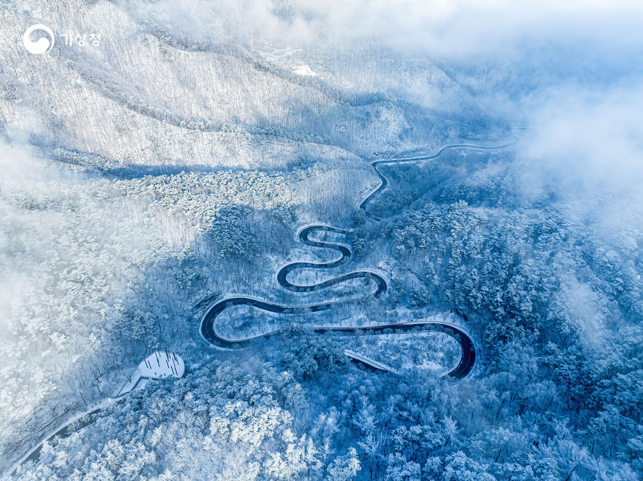 굽이굽이 고갯길의 설경을 담은 이상운의 ‘보발재의 겨울’. 출처=기상청